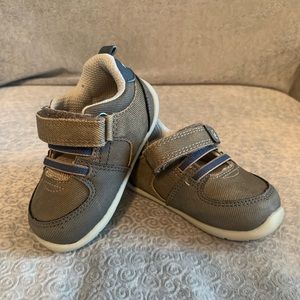 Munchkin by Stride Rite first walker shoe, size 4M